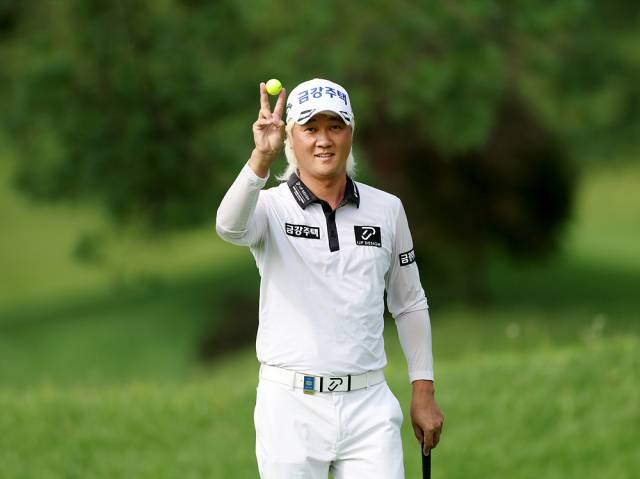 14번 홀 버디 후 기뻐하는 허인회. 사진 제공=KPGA