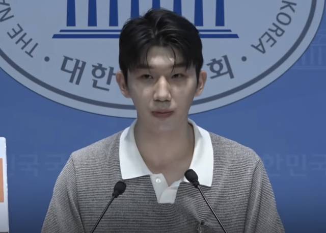 나경원 국민의힘 의원 주재로 열린 ‘노란봉투법 반대 기자회견’에서 연설한 김찬혁 ‘노동개혁 청년행동’ 공동대표. 28일 극우 성향 유튜버 ‘이대남의우회전’으로 밝혀졌다. KBS뉴스 캡쳐