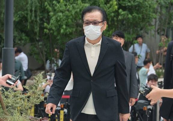 ‘건진법사’ 전성배 씨가 8월 18일 서울 종로구 KT광화문빌딩에 마련된 김건희 특검 사무실에 출석하고 있다. 사진공동취재&nbsp;