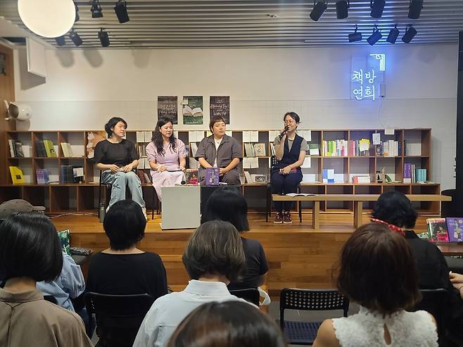 7월19일 서울 광화문 책방연희에서 ‘엄마의 삶을 묻고 듣고 쓰는 여정’이라는 제목으로 북토크가 열렸다. ⓒ김은화 제공
