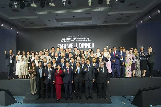 &nbsp;27일 경주힐튼호텔에서 가진 '2025 APEC 고위급 대화' 만찬장에서 각국 참가자들이 경주APEC의 성공을 기원하며 기념촬영을 하고 있다. ⓒ경주시