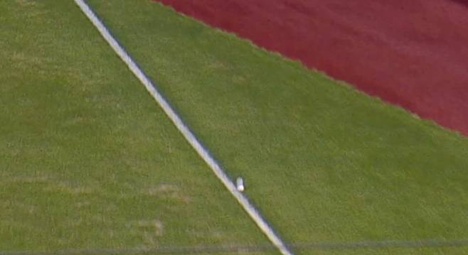 KBO 비디오판독센터가 공개한 26일 경기 중계 화면. 공이 파울라인 근처에 낙하하고 있다. KBO홈페이지 갈무리