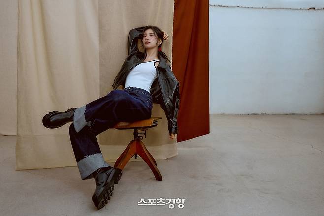 가을 시즌 화보를 촬영한 수지. 게스 제공