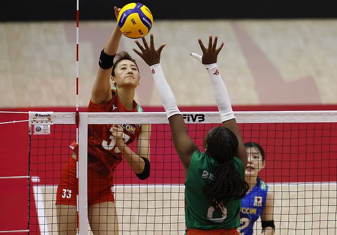 일본 여자배구 대표팀 아키모토 미쿠가 23일 세계선수권 카메룬전에서 스파이크를 날리고 있다. EPA연합뉴스