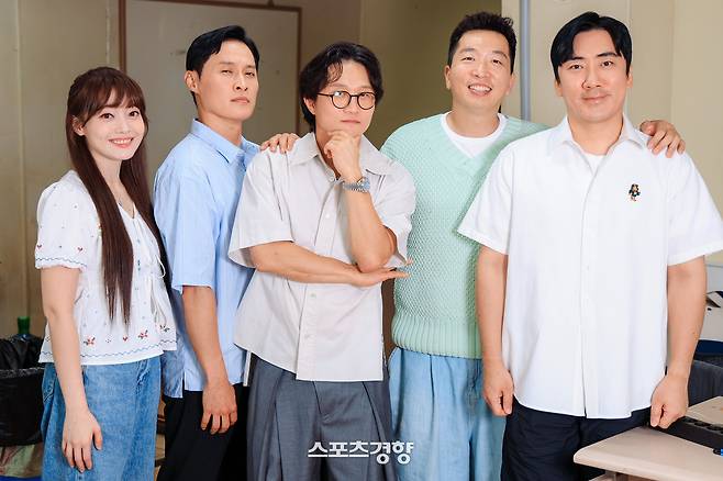 지난 25일 서울 여의도 KBS 연구동에서 ‘개그콘서트-챗플릭스’ 코너 출연 개그맨 나현영(왼쪽부터), 송준근, 박성광, 정범균, 이상훈이 ‘스포츠경향’과의 인터뷰에 앞서 포즈를 취하고 있다. 사진 이준헌 기자