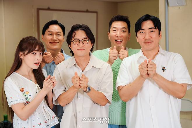 지난 25일 서울 여의도 KBS 연구동에서 ‘개그콘서트-챗플릭스’ 코너 출연 개그맨 나현영(왼쪽부터), 송준근, 박성광, 정범균, 이상훈이 ‘스포츠경향’과의 인터뷰에 앞서 포즈를 취하고 있다. 사진 이준헌 기자