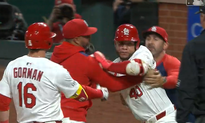 세인트루이스 윌슨 콘트라레스(왼쪽에서 세 번째)가 26일 피츠버그전에서 심판의 퇴장 조치에 격렬하게 항의하고 있다. MLB닷컴 영상 갈무리