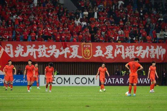▲ 중국 축구는 세계 무대 근처에 도달하지 못하는 현실을 재확인했다. 2026 국제축구연맹(FIFA) 북중미 월드컵 아시아지역 3차예선에서 일찍부터 길을 잃은 탓에 탈락했다. 6개국 중 4위까지만 들어도 본선 진출을 위한 생존 싸움을 계속 이어갈 수 있었는데, 중국은 한 수 아래로 여기던 인도네시아에도 밀리며 조 5위에 머물렀다. ⓒ 중국축구협회