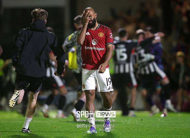 ▲ 맨유는 어디까지 떨어지는 걸까. 그림스비 타운에 무너진 맨유는 역사상 리그컵에서 처음으로 4부리그 팀에 패해 탈락한 것으로 확인됐다. 계속해서 불명예를 만들어 나가고 있다.