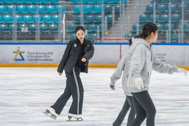 플레이윈터 피겨 아카데미서 빙상수업 중인 김연아 ⓒ2018평창기념재단