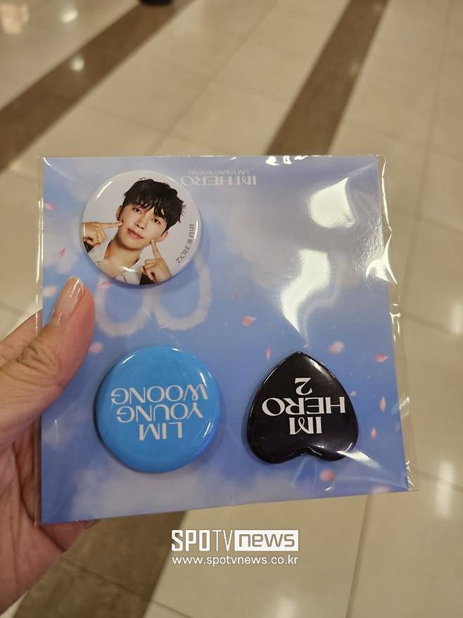 ▲ 임영웅 배지. ⓒ스포티비뉴스DB