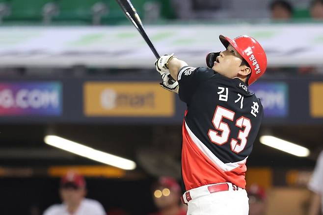 ▲ 연장 11회 느닷없는 풀스윙으로 모두를 깜짝 놀라게 한 투수 김기훈 ⓒKIA타이거즈