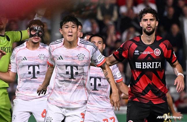 코너킥을 막고 있는 김민재. /AFPBBNews=뉴스1