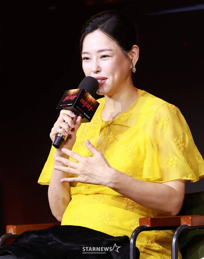 (서울=뉴스1) 권현진 기자 = 배우 이하늬가 18일 오전 서울 중구 호텔나루서울엠갤러리에서 열린 넷플릭스 시리즈 '애마' 제작발표회에 참석해 취재진 질문에 답하고 있다.  '애마'는 1980년대 한국을 강타한 에로영화의 탄생 과정 속, 화려한 스포트라이트에 가려진 어두운 현실에 용감하게 맞짱 뜨는 톱스타 '희란'(이하늬 분)과 신인 배우 '주애'(방효린 분)의 이야기를 그린 작품이다. 2025.8.18/뉴스1  Copyright (C) 뉴스1. All rights reserved. 무단 전재 및 재배포,  AI학습 이용 금지. /사진=(서울=뉴스1) 권현진 기자
