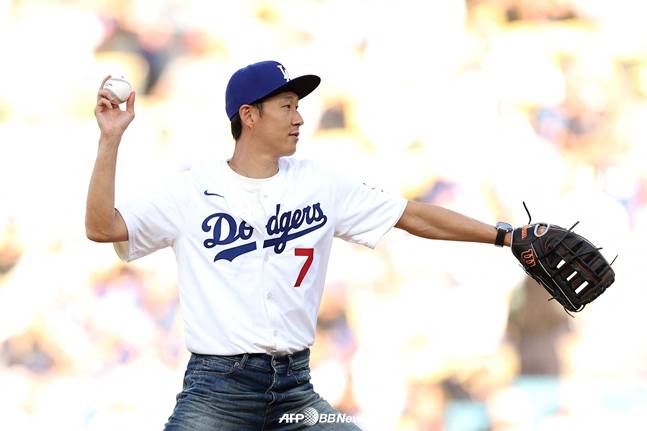 손흥민이 28일 다저스-신시내티전에 앞서 시구를 하고 있다. /AFPBBNews=뉴스1