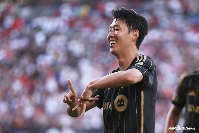 손흥민이 LA 세리머니를 하고 있다. /AFPBBNews=뉴스1