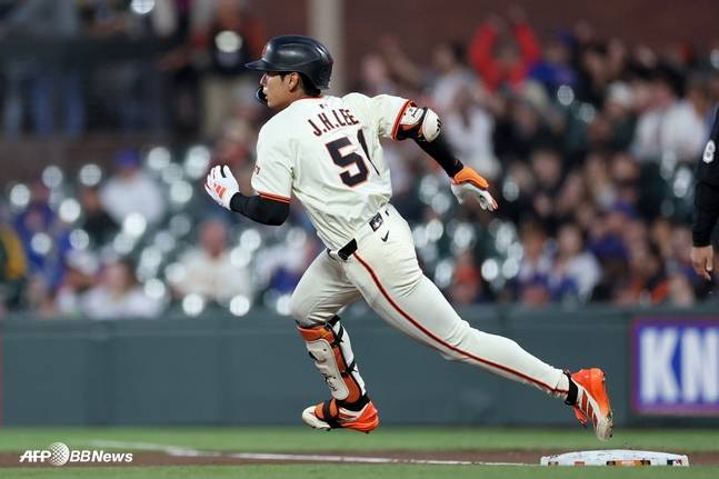 2루로 향하는 이정후. /AFPBBNews=뉴스1