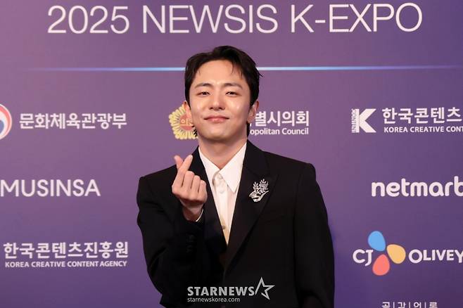 [서울=뉴시스] 조성우 기자 = 박천휴 작가가 28일 서울 중구 롯데호텔에서 열린 제7회 뉴시스 한류엑스포(2025 K-엑스포) 포토월 행사에서 포즈를 취하고 있다. 2025.08.28. xconfind@newsis.com /사진=조성우