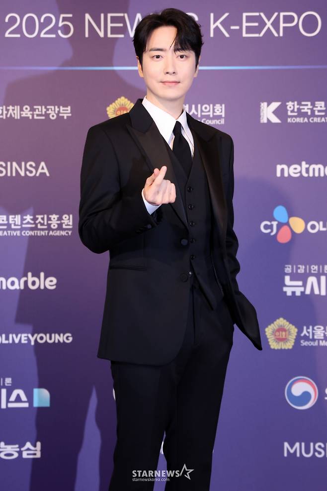 [서울=뉴시스] 조성우 기자 = 배우 이준혁이 28일 서울 중구 롯데호텔에서 열린 제7회 뉴시스 한류엑스포(2025 K-엑스포) 포토월 행사에서 포즈를 취하고 있다. 2025.08.28. xconfind@newsis.com /사진=조성우
