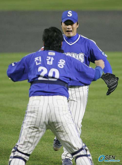 삼성 오승환(위쪽)이 2005년 한국시리즈 4차전을 마무리한 후 포수 진갑용과 기쁨을 나누고 있다.