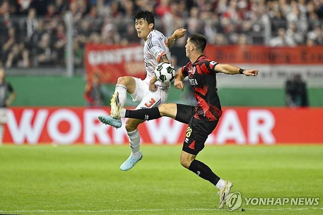 볼을 다투는 바이에른 뮌헨의 수비수 김민재 [AP=연합뉴스]