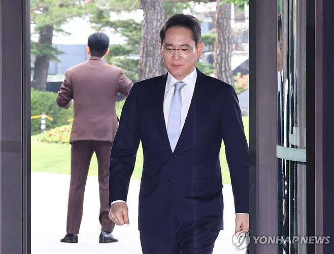 삼성 호암상 시상식 참석하는 이재용 회장 (서울=연합뉴스) 서대연 기자 = 이재용 삼성전자 회장이 30일 서울 중구 신라호텔에서 열린 2025 삼성호암상 시상식에 참석하기 위해 이동하고 있다. 2025.5.30 dwise@yna.co.kr