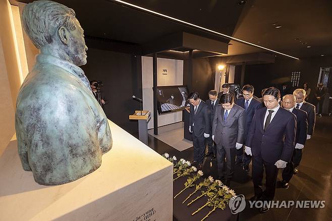 HD현대, 정주영 창업자 24주기 (서울=연합뉴스) 21일 경기 성남시 HD현대 글로벌R&D센터에서 열린 고 정주영 현대그룹 명예회장 24주기 추모행사에서 권오갑 회장, 정기선 수석부회장 등 주요 경영진이 묵념하고 있다. 2025.3.21 [HD현대 제공. 재판매 및 DB 금지] photo@yna.co.kr