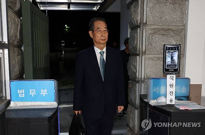 구속영장 기각으로 구치소 나서는 한덕수 전 총리 (의왕=연합뉴스) 김인철 기자 = 윤석열 전 대통령의 내란 방조 및 위증 등 혐의를 받는 한덕수 전 국무총리가 27일 구속영장이 기각돼 경기도 의왕 서울구치소를 나서고 있다. 2025.8.27 yatoya@yna.co.kr