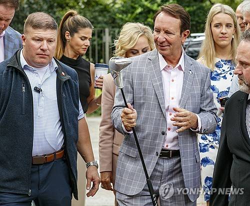 퍼트를 들고 LIV 골프 유치를 설명하는 랜드리 주지사. [AP=연합뉴스]