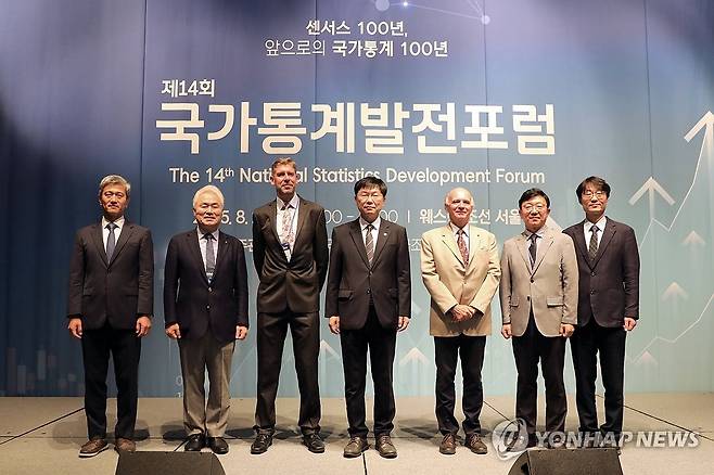 통계청, 국가통계발전포럼 (서울=연합뉴스) 안형준 통계청장(가운데)이 28일 웨스틴조선 서울에서 열린 '제14회 국가통계발전포럼'에서 주요 참석자들과 함께 기념 촬영을 하고 있다. 2025.8.28 [통계청 제공. 재판매 및 DB금지] scoop@yna.co.kr