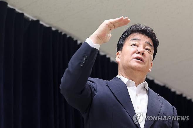 백종원 "뼈저리게 반성…회사 원점에서 재점검하겠다" 지난 3월 28일 백종원 더본코리아 대표가 서울 서초구 스페이스쉐어 강남역센터에서 열린 첫 정기 주주총회를 마친 뒤 언론 앞에서 입장 표명 및 질의응답 시간을 갖고 있다. [연합뉴스 자료사진]