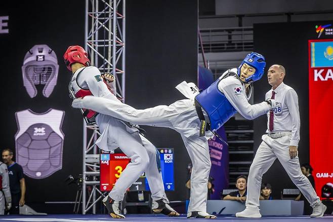 공격 시도하는 강재권(오른쪽) [태권도진흥재단 제공. 재배포 및 DB 금지]