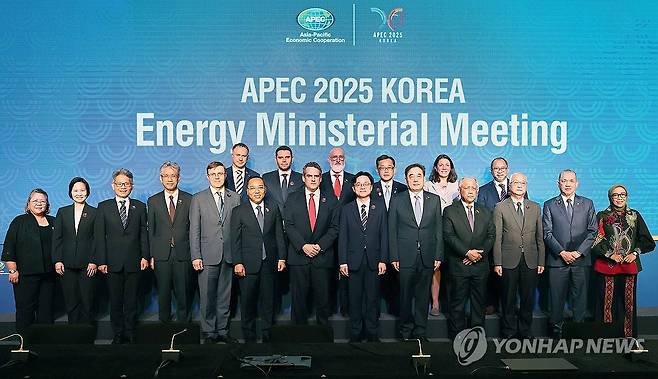 APEC 에너지장관회의 (서울=연합뉴스) 김정관 산업통상자원부 장관(의장)이 28일 부산 해운대구 파라다이스호텔에서 열린 APEC 에너지장관회의에서 참석자들과 기념 촬영하고 있다. 2025.8.28 [산업통상자원부 제공. 재판매 및 DB 금지] photo@yna.co.kr
