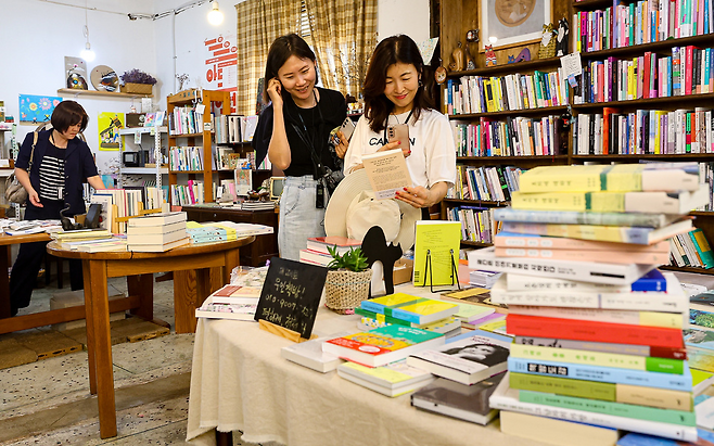 ▲ 지난 27일 인천 동구 배다리헌책방거리에서 열린 '제물포 오리지널 탐방'에 참여한 시민들이 책들을 살펴보고 있다. '제물포 오리지널 탐방'은 인천관광공사에서 인천 원도심 지역을 5개의 테마로 나눠 진행하는 인천 원도심 도슨트 투어이다. /이호윤 기자 256@incheonilbo.com