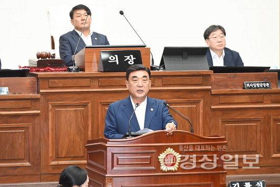▲ 김두겸 울산시장이 28일 울산시의회 4층 본회의장에서 열린 제259회 임시회 제1차 본회의에서 추가경정예산안 제출에 따른 제안설명을 하고 있다. 시의회 제공
