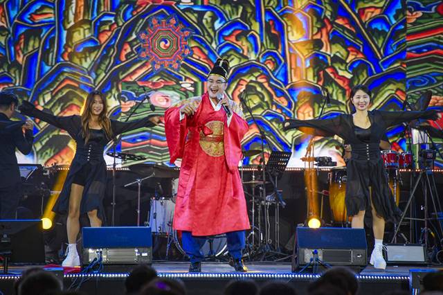 ▲ 2025 제3회 문경트롯가요제 본선 대상 장현욱씨. 문경시