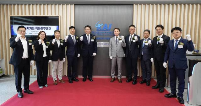 지난 27일 대전 KAIST서 열린 KAI ‘AI-전자기전 특화연구센터’ 개소식에서 차재병 대표이사 등 관계자들이 파이팅을 외치고 있다./KAI/