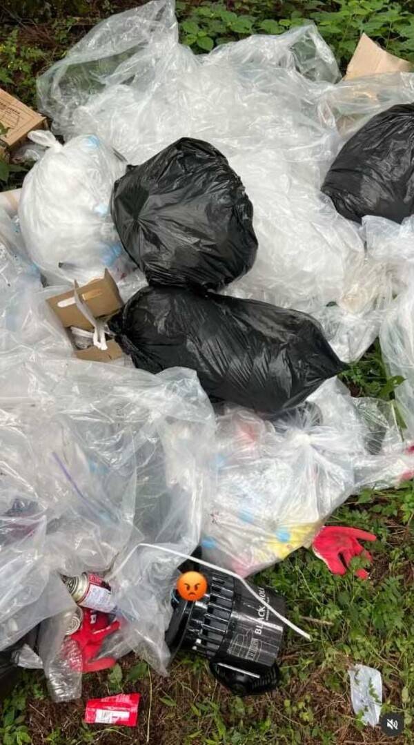 드라마 촬영 후 제주 숲에 남겨진 쓰레기들. (사진=인스타그램)