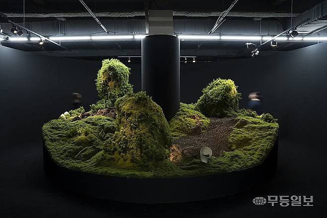 수무, '다리 여섯 개의 풍경'(a six-legged landscape), (2025).