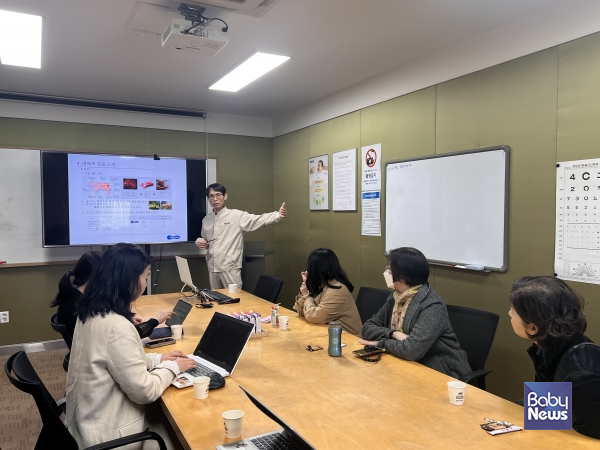 베베쿡과 긴밀히 협업하고 있는 서울대학교 식품영양학과 교수진들이 베베쿡 공장 견학 과정에서 베베쿡 관계자로부터 제품 생산 과정에 대해 청취하고 있다. ⓒ베베쿡