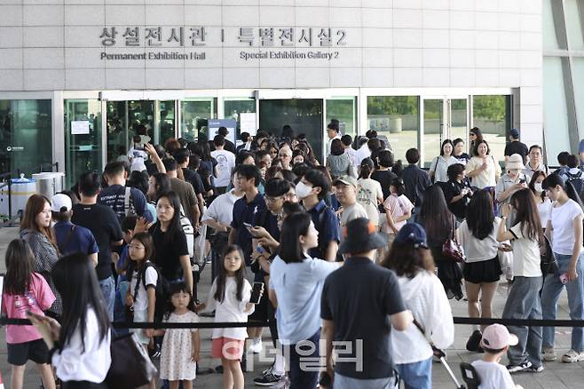 서울 용산구 국립중앙박물관 전시실 앞 광장이 입장을 대기하는 시민들로 북적이고 있다. (사진=이영훈 기자)