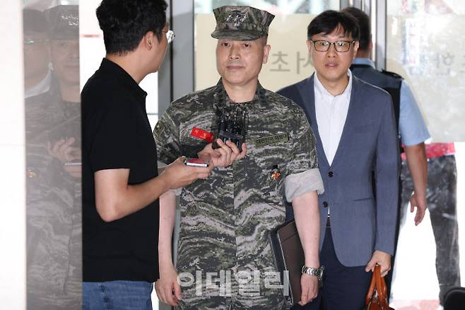 [이데일리 이영훈 기자] 박정훈 해병대 수사단장이 25일 참고인 신분으로 조사를 받기 위해 서울 서초구 순직해병특별검사팀으로 출석하고 있다.