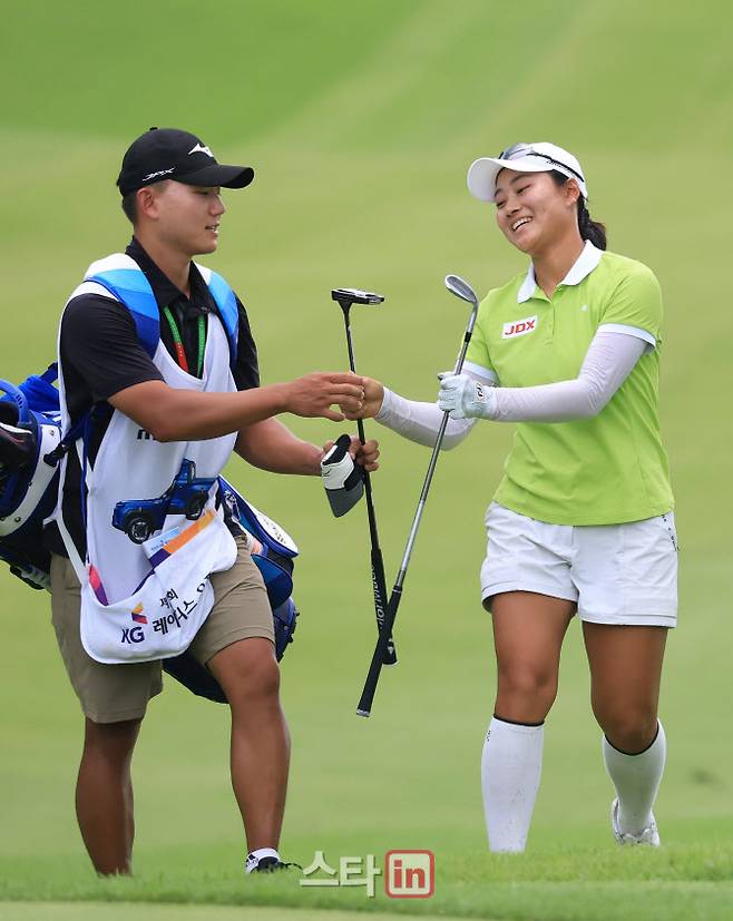 제14회 KG 레이디스 오픈 1R가 29일 경기도 용인시 처인구 써닝포인트CC에서 진행됐다. 전승희가 18번홀을 마무리하며 미소를 보이고 있다. 사진=노진환 기자