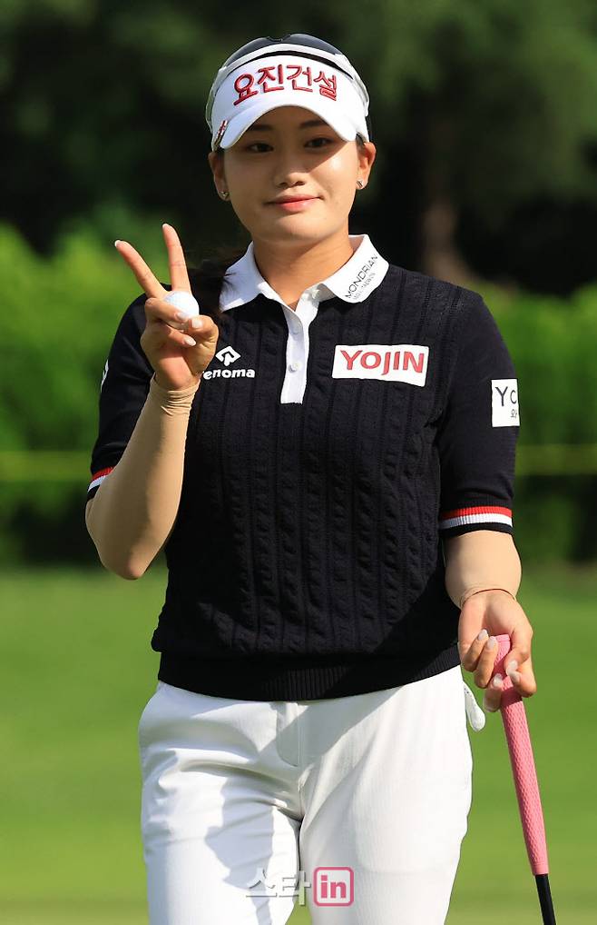 제14회 KG 레이디스 오픈 1R가 29일 경기도 용인시 처인구 써닝포인트CC에서 진행됐다. 노승희가 10번홀에서 파 퍼팅을 성공 후 미소를 보이고 있다. 사진=노진환 기자