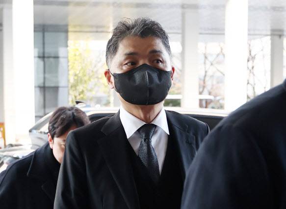재판 출석하는 김범수 위원장(사진=연합뉴스)