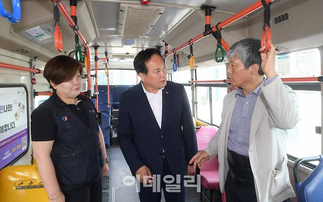 이권재 오산시장(가운데)이 대중교통 편의 향상을 위해 시내버스 노선을 점검하고 있다.(사진=오산시)