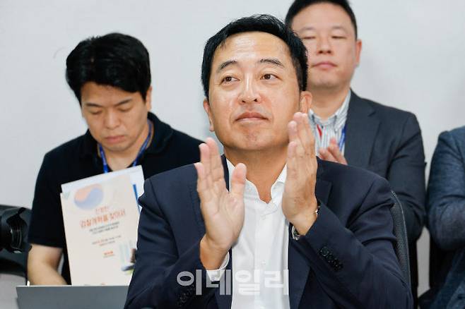 금태섭 전 의원이 29일 오전 서울 여의도 국회의원회관에서 열린 개혁신당 ‘진정한 검찰개혁을 찾아서 - 경찰 권한 비대화의 민주적 통제방안 그리고 검찰의 역할을 중심으로’ 세미나에 참석해 손뼉치고 있다. (사진=뉴스1)