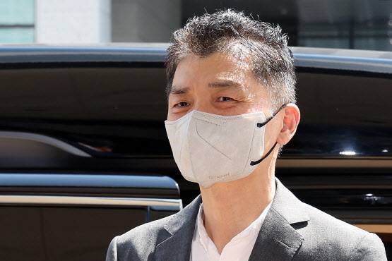 SM엔터테인먼트 시세조종 공모 의혹을 받는 카카오 창업자 김범수 경영쇄신위원장이 29일 오후 서울 양천구 서울남부지법에서 열린 1심 결심공판에 출석하고 있다.(사진=연합뉴스)