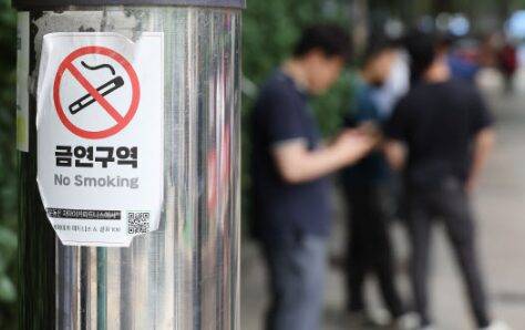 필터를 통하지 않은 담배연기는 발암물질이 더 많다. 흡연부스를 늘리고 거리흡연은 자제해야 한다. [사진=연합뉴스]