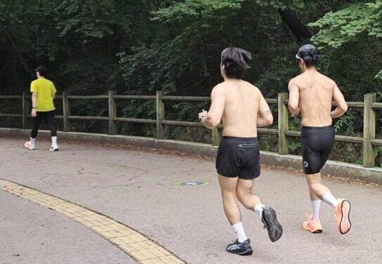 무더운 여름철, 공원과 도로에서 상의를 탈의하고 달리는 러너가 부쩍 늘었다. [사진=필자 촬영]